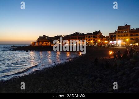 Ambiance le soir dans la baie de Valle Gran Rey avec hippies jouant de la musique sur la plage, La Gomera, Espagne Banque D'Images