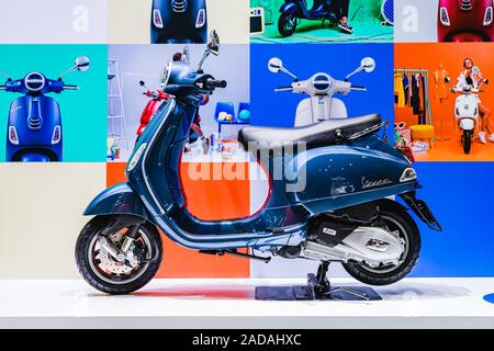 Bangkok, Thaïlande - décembre 3, 2019 : Bleu Vespa scooters à l'Expo 2019 Moteur de Bangkok en Thaïlande. Vespa scooter italien est fabriqué par la marque Banque D'Images