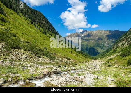Ruisseau de montagne dans les hautes montagnes, Alpes Ötztal Banque D'Images