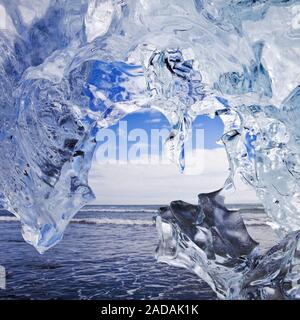 Voir à travers la glace sur la mer , Plage du diamant, Breidamerkursandur, Islande, Europe Banque D'Images