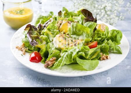 Germen traditionnels de l'été avec laitue laitue gondolé Banque D'Images