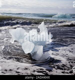 La glace dans la mer, surf, près de l'Joeklusárlón Breidamerkursandur, Islande, Europe Banque D'Images