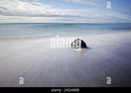 Rock en mer surf, longue exposition Breidarmerkursandur Joeklusárlón,,, Islande, Europe Banque D'Images