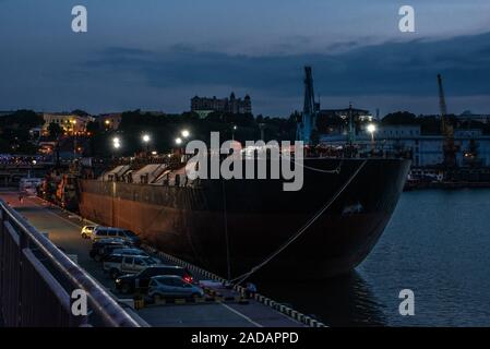 Vue panoramique sur la mer et port terminal de fret à Odessa, Ukraine, à la nuit d'été Banque D'Images