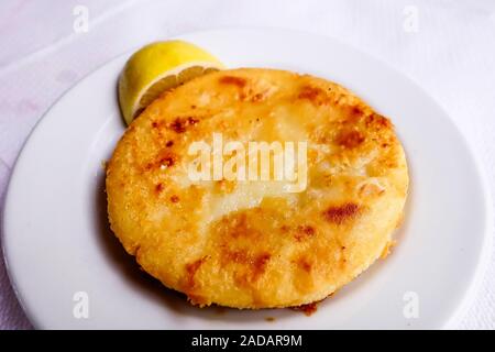 La cuisine grecque. Saganaki fromage frit, Lesbos, Grèce Banque D'Images