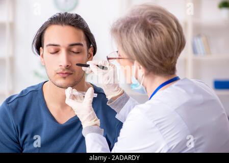 Jeune patient médecin de passage à l'hôpital Banque D'Images