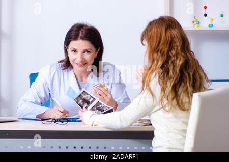 Jeune femme enceinte visiter médecin gynécologue expérimenté Banque D'Images