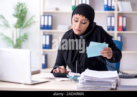 Aide-comptable employée en hijab travaillant au bureau Banque D'Images
