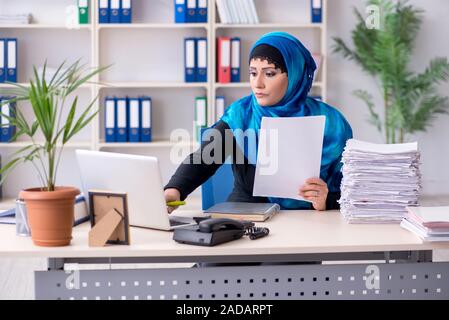 Employée à l'hijab travaillant au bureau Banque D'Images