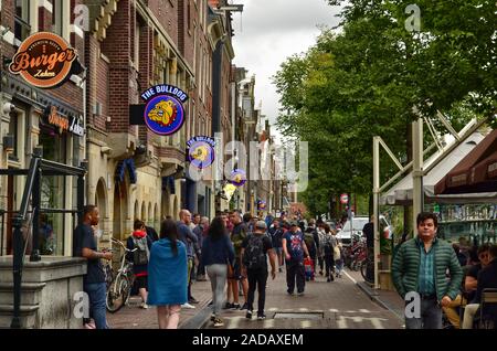 Amsterdam, Hollande, août 201. L'un des cafés historiques dans le centre de red-light district : le bulldog. Les panneaux colorés avec du ba mastin Banque D'Images