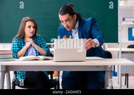 Beau jeune professeur et élève en classe Banque D'Images