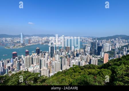 Horizon de Hong Kong et le port de Victoria, vu de l'apogée au cours de la journée. Banque D'Images