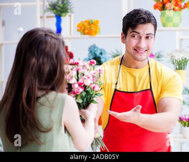 Vente de fleurs fleuriste dans un magasin de fleur Banque D'Images