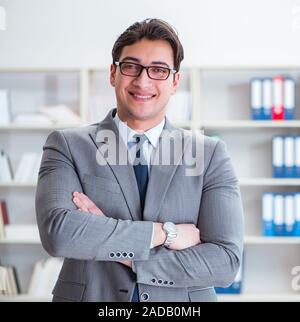 Jeune homme d'affaires travaillant dans le bureau Banque D'Images