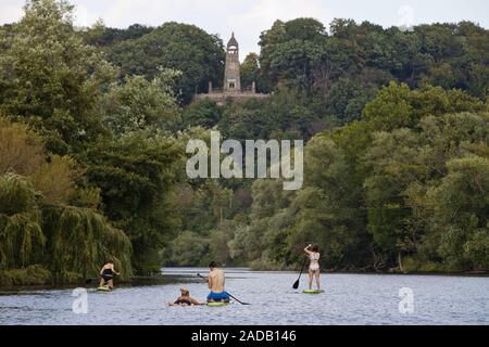 Stand up Paddling sur la Ruhr en face du monument Berger, Witten, Ruhr, Allemagne, Europe Banque D'Images