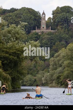 Stand up Paddling sur la Ruhr en face du monument Berger, Witten, Ruhr, Allemagne, Europe Banque D'Images