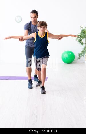 Jeune père de famille et son fils faisant des exercices Banque D'Images