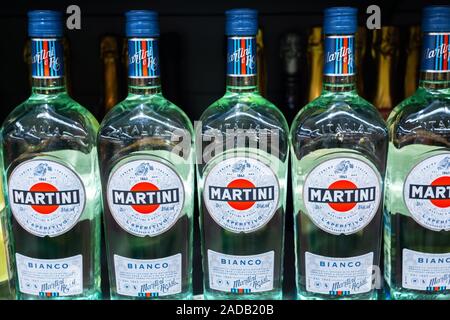 Tioumen, Russia-August 27, 2019 : Vermouth Martini Bianco sur les étagères de l'hypermarché Metro vente de boissons alcoolisées Banque D'Images