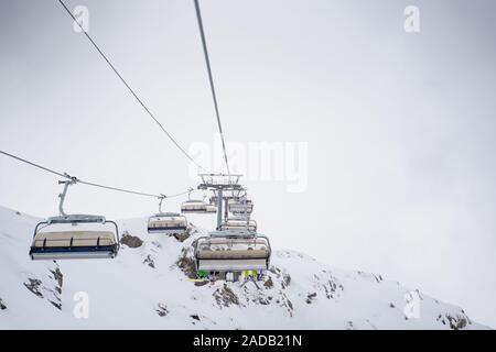 Photo de téléphérique entre les collines enneigées sur une journée d'hiver Banque D'Images