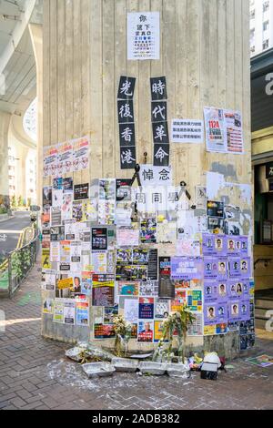 Centre de Hong Kong Novembre 2019. Les élèves ont affiché l'art de protestation près du campus de l'Université de Hong Kong à l'appui des manifestations en cours. Un mémorial à Chow Tsz-lok l'étudiant qui est tombée d'un parc de stationnement pendant les manifestations. Banque D'Images