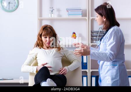 Jeune femme enceinte visiter médecin gynécologue expérimenté Banque D'Images