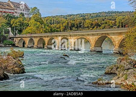 Château de Laufen les chutes du Rhin près de Schaffhouse, Suisse Banque D'Images