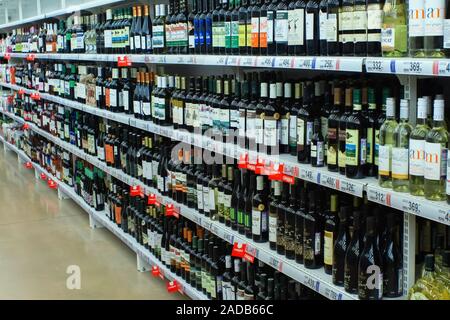 Tioumen, Russia-August 27, 2019 : l'intérieur d'un hypermarché Auchan russe. La Russie Tyumen ville Auchan Français groupe de vente au détail vend sa filiale italienne Banque D'Images