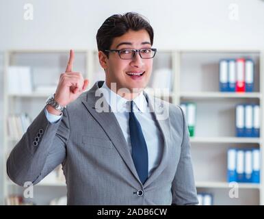 Homme d'affaires dans le bureau avec ordinateur portable Banque D'Images