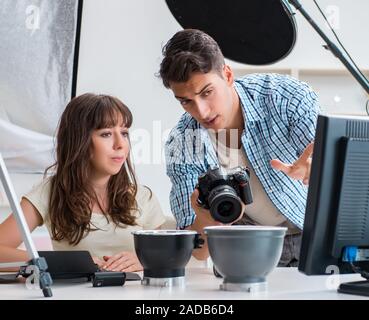 Le jeune photographe travaillant dans photo studio Banque D'Images