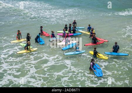 Adelaide, Australie, 4 décembre 2019 . Un groupe de jeunes surfeurs avec des planches sur une chaude journée dans la banlieue côtière de Adelaide .Crédit : amer ghazzal/Alamy Live News Banque D'Images