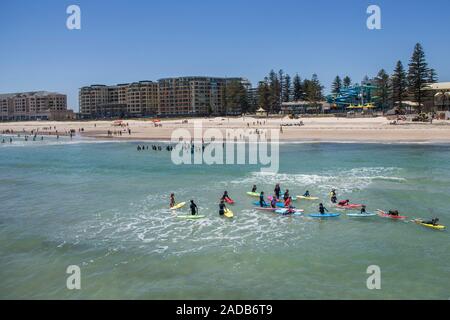 Adelaide, Australie, 4 décembre 2019 . Un groupe de jeunes surfeurs avec des planches sur une chaude journée dans la banlieue côtière de Adelaide .Crédit : amer ghazzal/Alamy Live News Banque D'Images