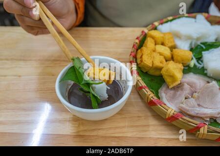 Célèbre cuisine vietnamienne Bun Dau- du tofu frit et pâte de crevettes Banque D'Images