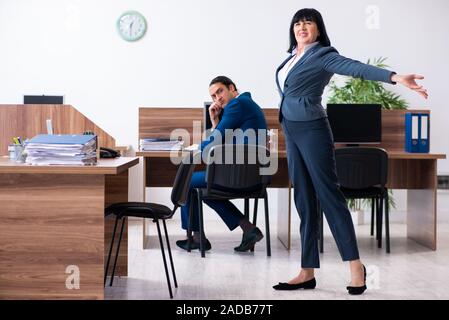 Deux employés de faire des exercices de sport au bureau Banque D'Images
