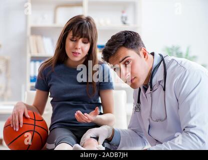 Joueur de basket-ball féminin médecin de passage après une blessure Banque D'Images
