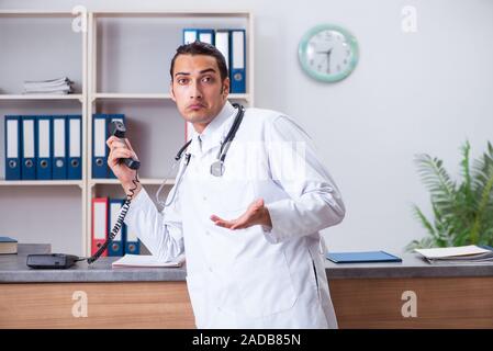 Jeune homme médecin à la réception de l'hôpital Banque D'Images