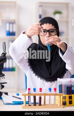 Femme en hijab chimiste dans le laboratoire Banque D'Images