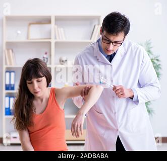 Médecin neurologue examinant female patient Banque D'Images