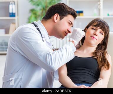Au cours de l'oreille des patients médecin examen médical Banque D'Images