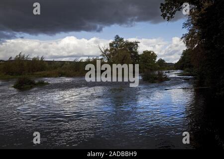 La rivière Ruhr avec atmosphère tempête, Wickede, Sauerland, Nordrhein-Westfalen, Germany, Europe Banque D'Images