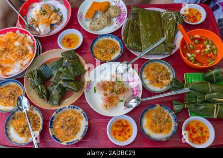 Une cuisine de style vietnamien Hue, gâteau de riz cuit à la vapeur et les crevettes hachées Banque D'Images