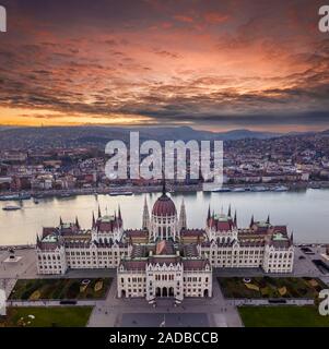 Budapest, Hongrie - Aerial drone sur le magnifique Parlement de Hongrie avec un soleil colorés et des bateaux touristiques sur Danube à Banque D'Images