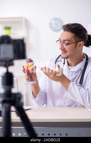 Jeune homme médecin cardiologue de l'enregistrement vidéo pour son blog Banque D'Images