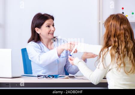 Jeune femme enceinte visiter médecin gynécologue expérimenté Banque D'Images