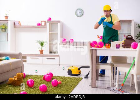 Jeune homme entrepreneur à effectuer des travaux ménagers après partie Banque D'Images