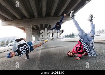 Les jeunes jump street dance Banque D'Images