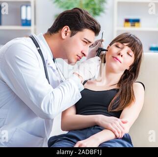 Au cours de l'oreille des patients médecin examen médical Banque D'Images