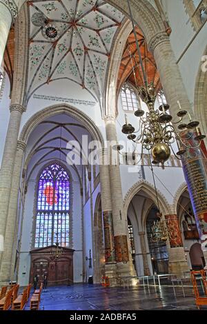 HAARLEM, Pays-Bas - le 29 novembre 2019 : l'intérieur de l'église St Bavokerk, avec le transept, les vitraux et le plafond voûté décoré Banque D'Images