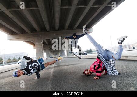 Les jeunes jump street dance Banque D'Images