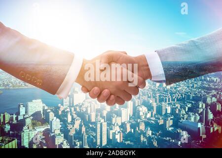 Businessman shaking hands en accord Banque D'Images