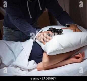 Cambrioleur par effraction dans la nuit de la chambre à coucher avec coin couchage wo Banque D'Images